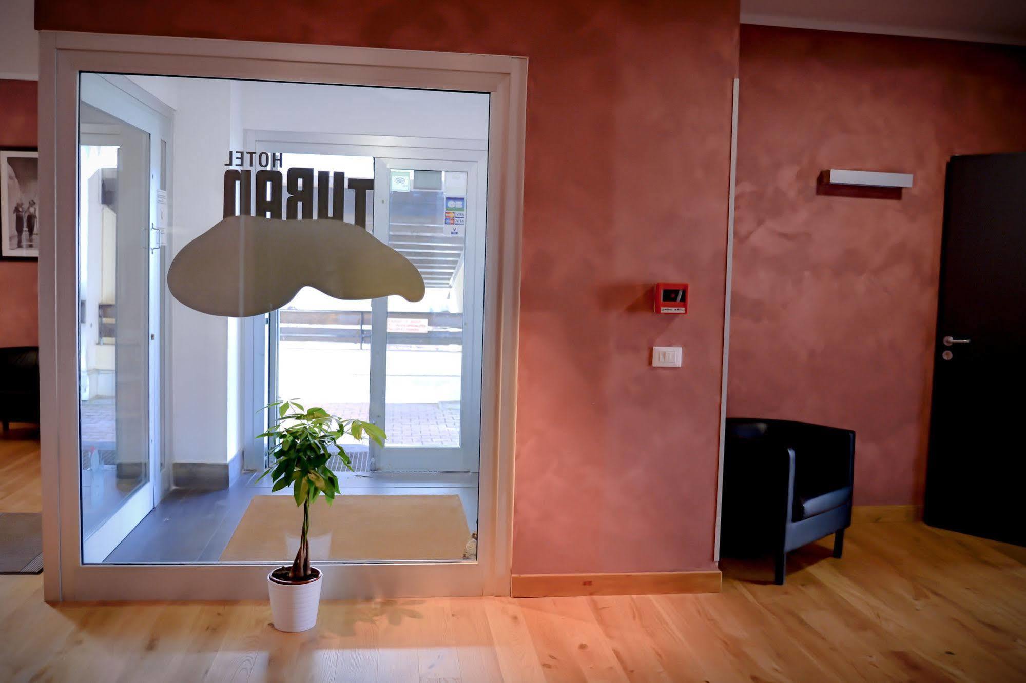 לס דה-אלפס Hotel Turan מראה חיצוני תמונה